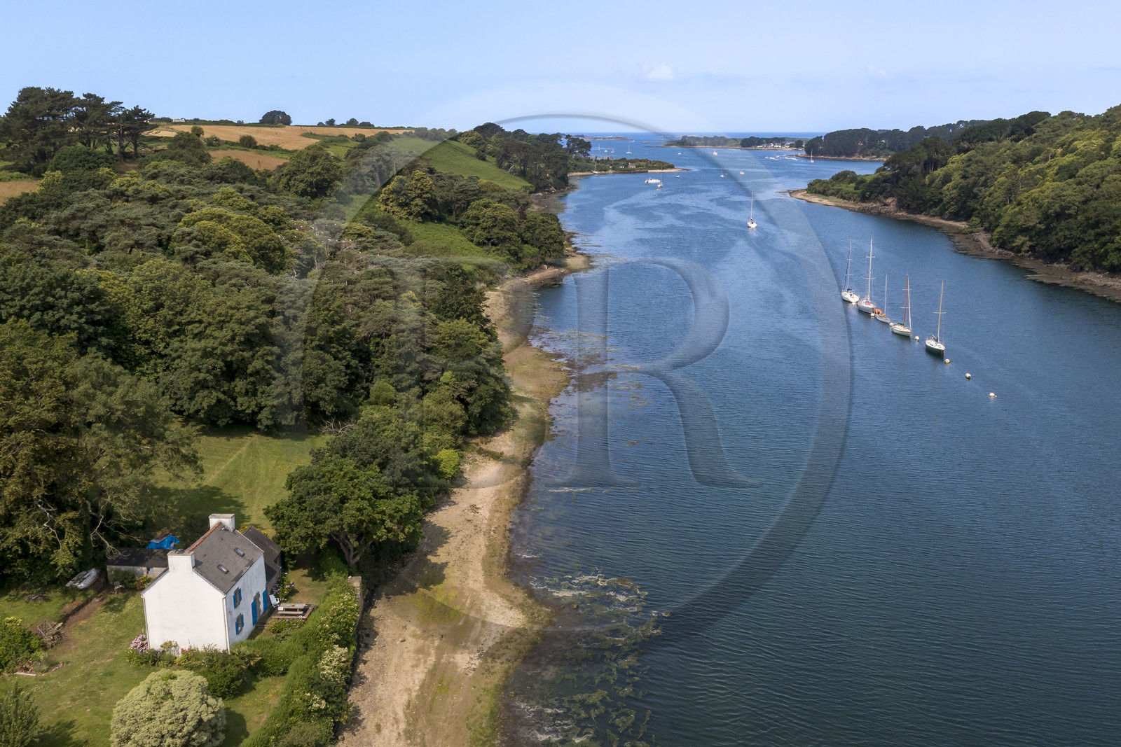 France, Finistère (29), Pays des Abers, Aber Wrac'h, Plouguerneau, mouillage de voiliers près de la cale de Paluden (vue aérienne)