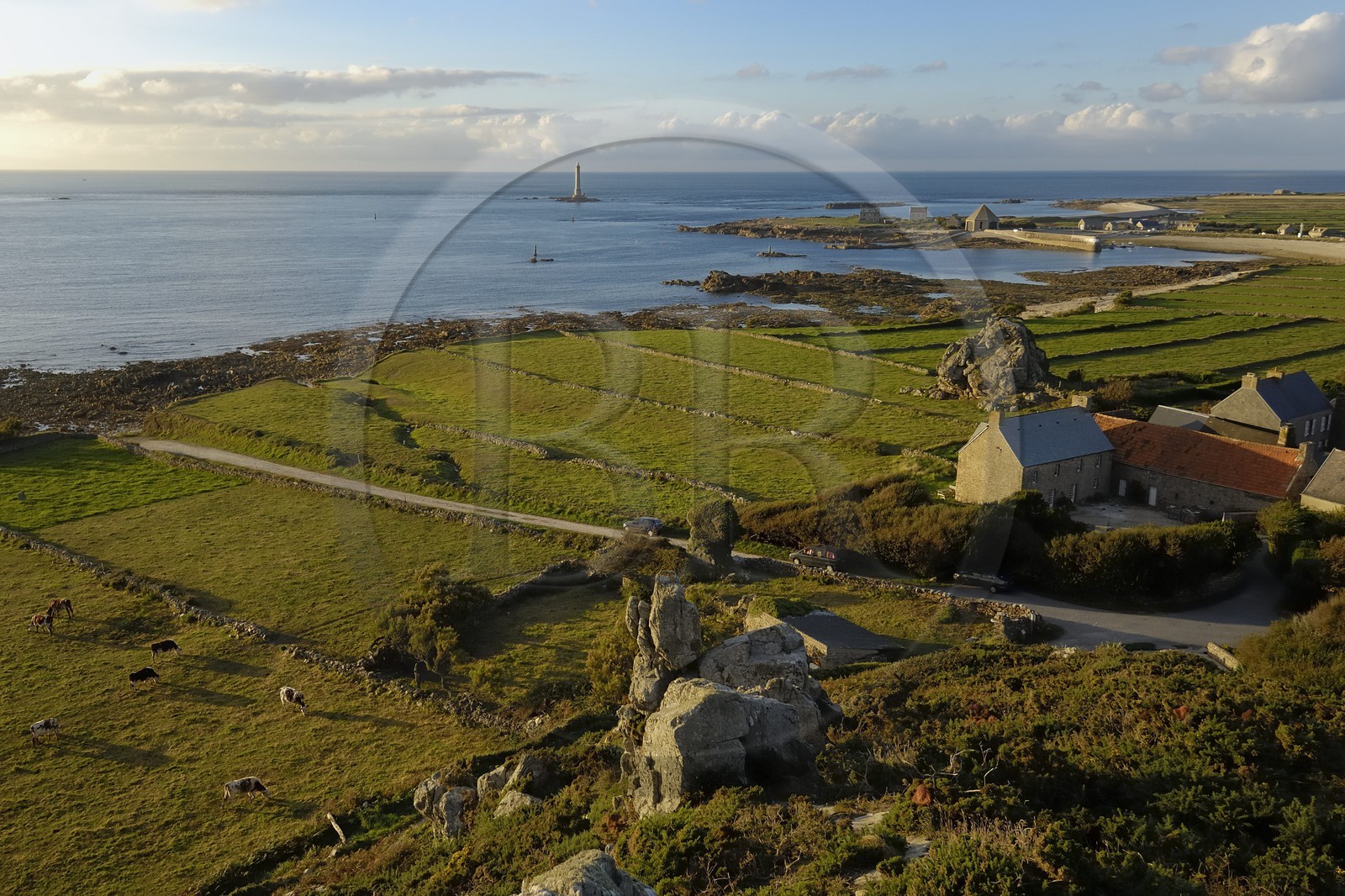France, Manche (50), Cap de la Hague, le phare du petit port de Goury et le hameau de la Roche