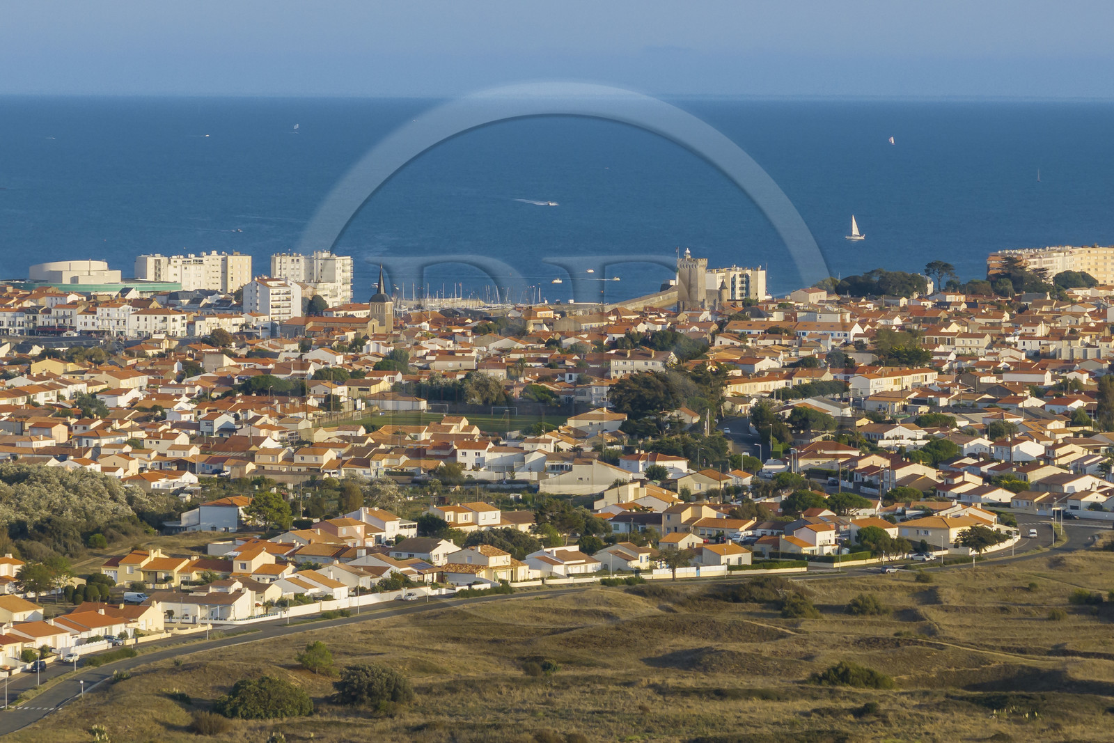 France, Vendée (85), Les-Sables-d'Olonne, le quartier de La Chaume au premier plan et la Tour d'Arundel du XIVème siècle (vue aérienne)