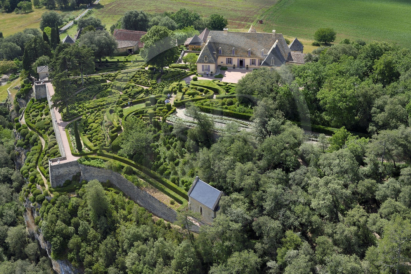 France, Dordogne (24), Périgord Noir, vallée de la Dordogne, Vézac, les jardins du château de Marqueyssac du XVIIIe siècle (vue aérienne)