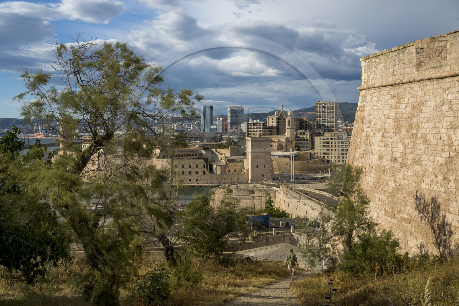 France, Bouches-du-Rhône (13), Marseille, le Fort Saint Jean à l'entrée du Vieux Port vu depuis la Citadelle de Marseille (Fort Saint-Nicolas, le haut fort appelé fort d’Entrecasteaux), la tour CMA CGM et tour La Marseillaise en arrière plan
