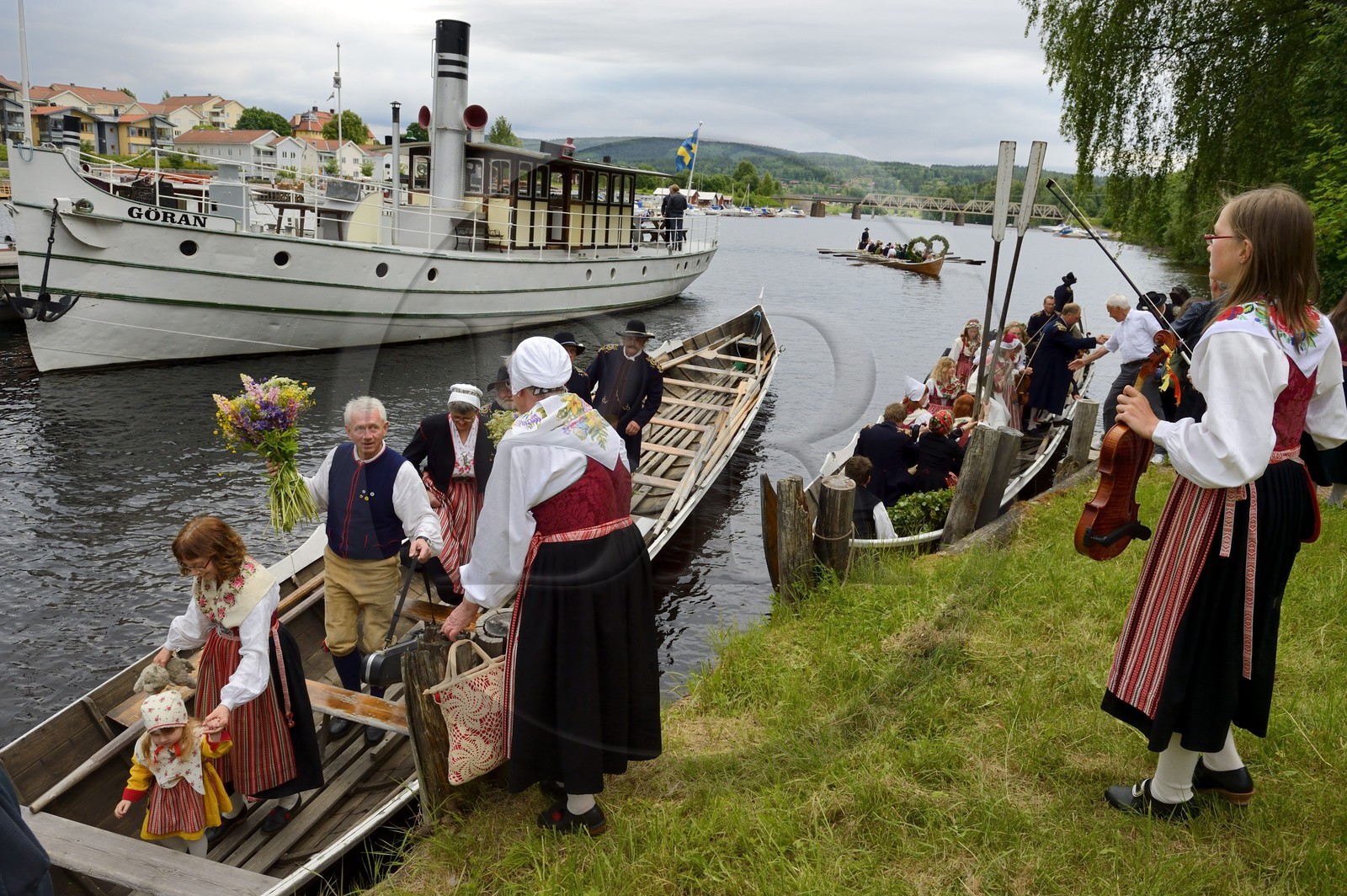 Suède, comté de Dalécarlie, Leksand, les très populaires célébrations du solstice d'été pour la Saint-Jean, transfert dans les anciennes Barques d’Eglises sur le lac Siljan