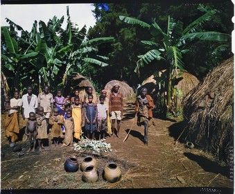 Burundi, province de Muyinga, potiers Twa ou Batwa (pygmées), leur habitat est généralement très pauvre comme ici des cases en paille, les pots (inkono) en argile sont modelés à la main sur un tesson de vieux pot par la technique du colombin, après être lissé, un dessin est imprimé à l'aide d'un bâtonnet ou d'une cordelette tressée qu'on fait rouler sur la surface du pot, lorsque les pots sont secs au bout de plusieurs jours, ils sont sommairement cuits dans un feu de branchages et d'herbes mais les cendres de la cuisson doivent apparaître lors de la vente afin de prouver que le pot n'a jamais été utilisé par les Twa car personne n'en voudrait (reproduction plan-film inversible 4x5)