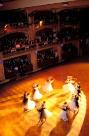 République Tchèque, Prague, salle de bal du Lucerna, valses du traditionnel Bal du bac