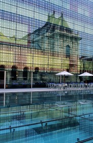 France, Nord (59), Lille, reflet du batiment ancien du musée des Beaux Arts dans la façade moderne