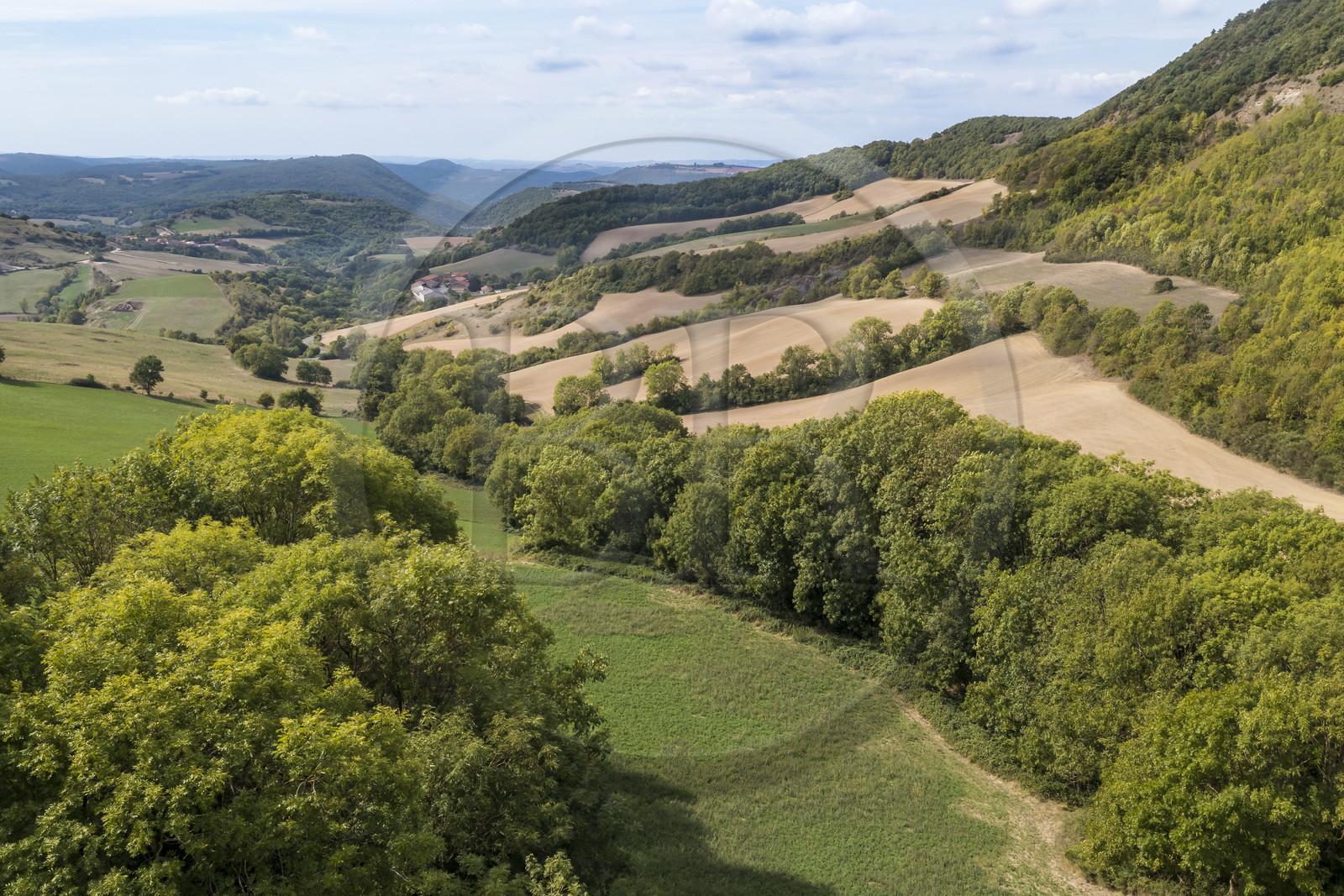 France, Aveyron (12), parc naturel régional des Grands-Causses, cyclistes effectuant l'itinéraire cyclo touristique Brebis'Cyclette en Pays de Roquefort, le col des Aiguières (vue aérienne)