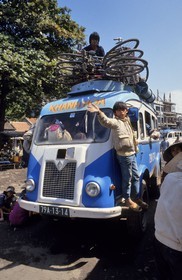 Vietnam, province Khanh Hoa, Nha Trang, mini bus Renault 1000kg (Goelette) datant de l'
