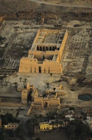 Egypte, Haute Egypte, vallée du Nil, environs de Louxor, nécropole thébaine classée Patrimoine Mondial de l'UNESCO, Thèbes Ouest, Medinet Habou, temple de Ramses III (vue aérienne)