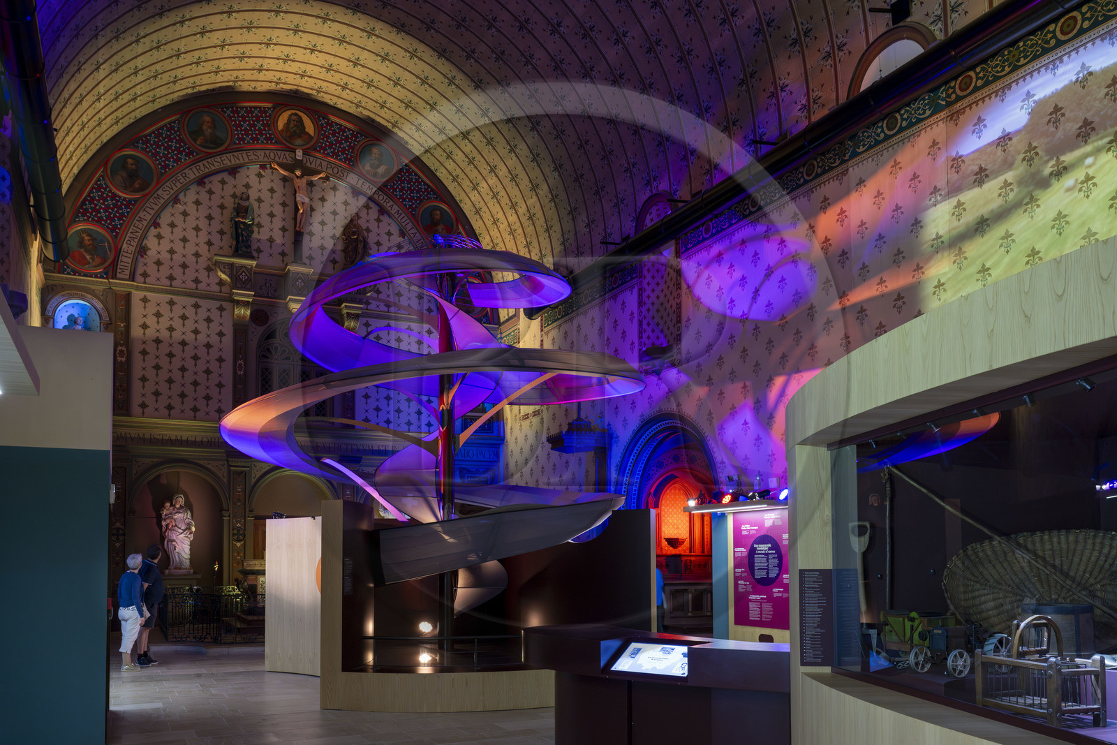 France, Côte-d'Or (21), Dijon, zone classée Patrimoine Mondial de l'UNESCO, Cité Internationale de la Gastronomie et du Vin par l'architecte Anthony Béchu, intérieur de la Grande Chapelle de l'ancien hopital général, exposition sur les climats et les terroirs