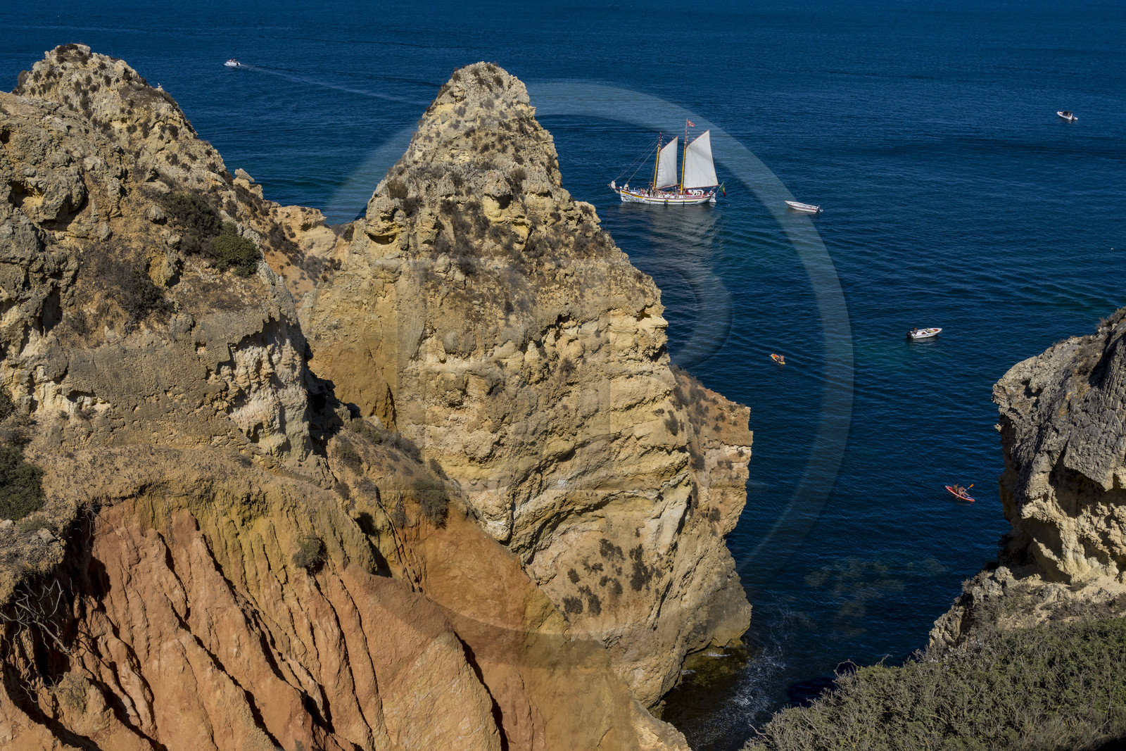 Portugal, Algarve, Lagos, découverte en voilier des formations rocheuses et des falaises de la Ponta da Piedade en face de Praia da Boneca