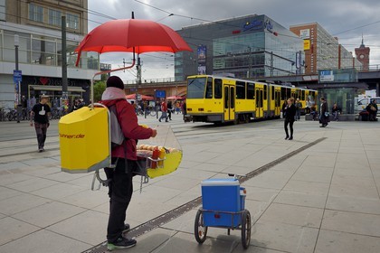 Allemagne, Berlin, quartier de Berlin-Mitte, Alexanderplatz, vendeur ambulant de saucisses