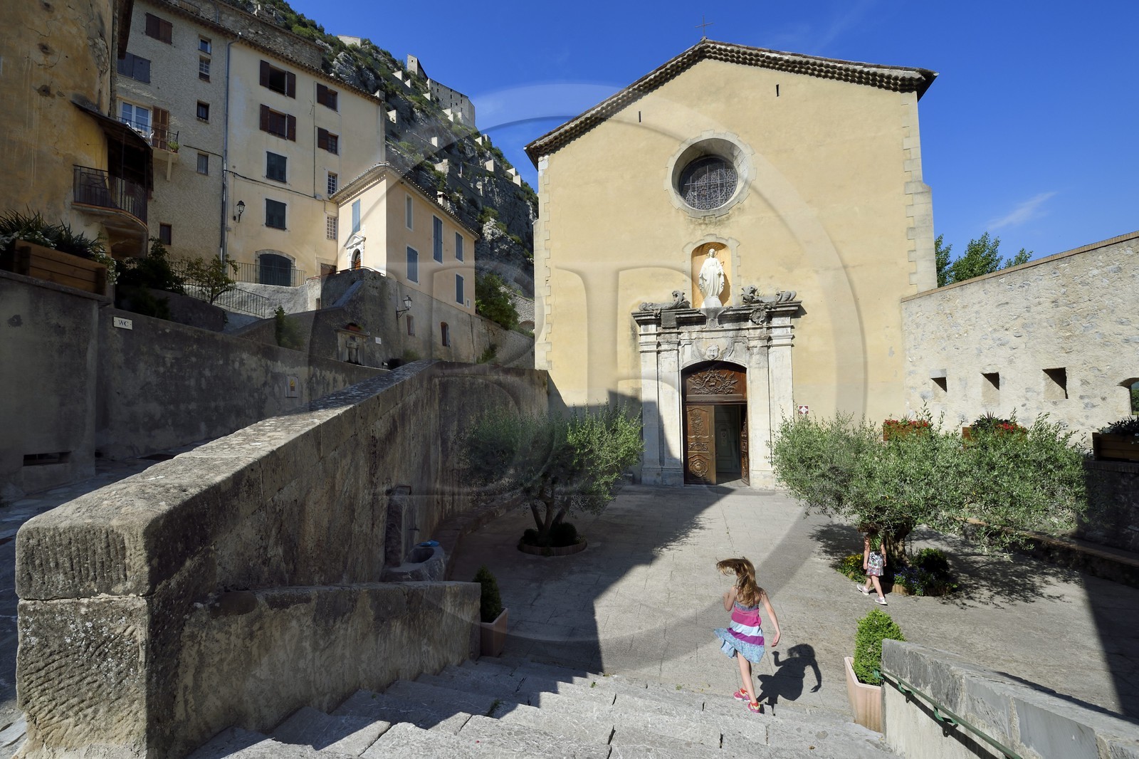 France, Alpes-de-Haute-Provence (04), cité médiévale d'Entrevaux fortifiée par Vauban, la cathédrale fortifiée Notre-Dame-de-l'Assomption