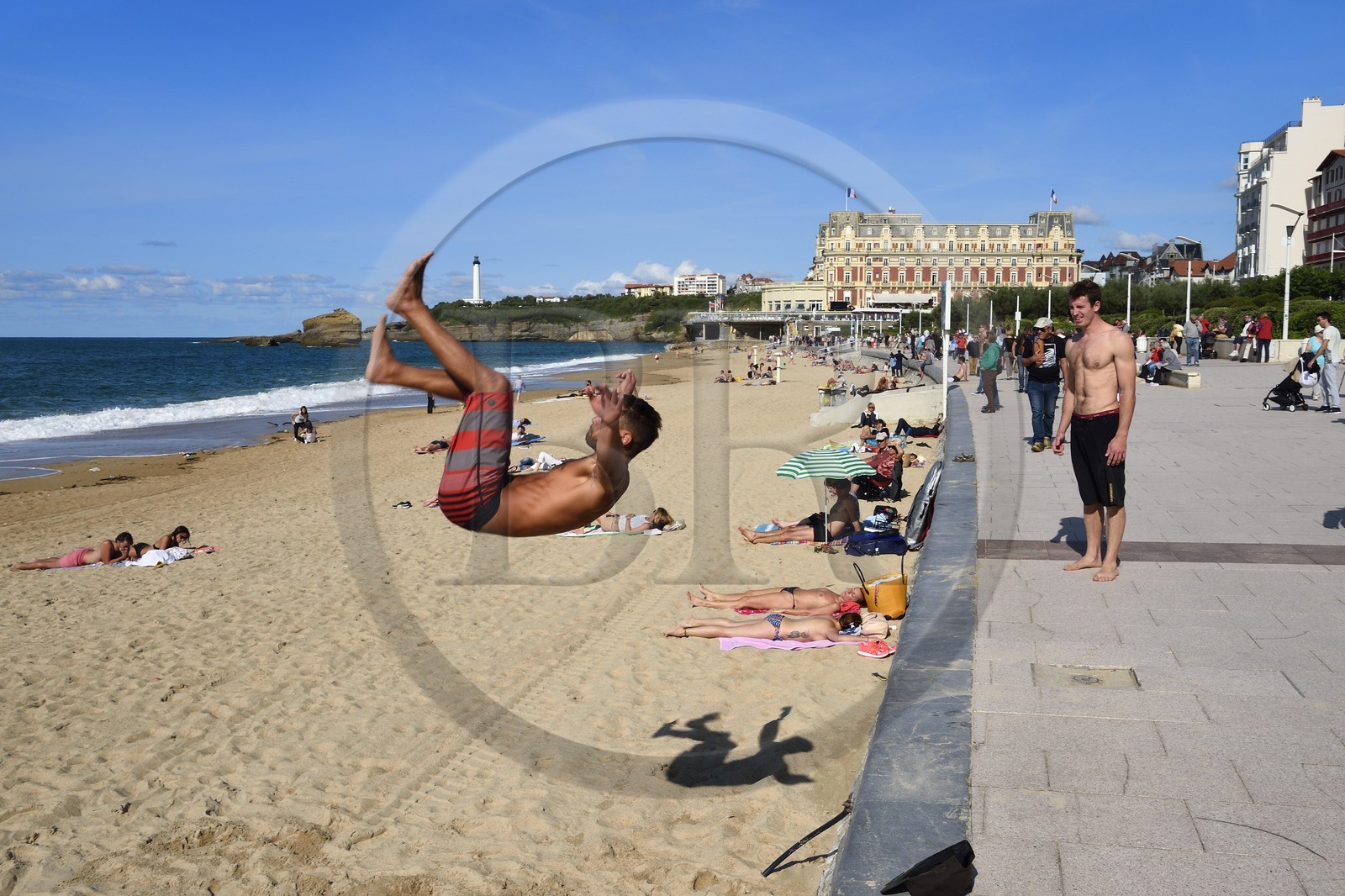 France, Pyrénées-Atlantiques (64), Pays-Basque, Biarritz, acrobaties sur la Grande Plage et l'Hotel du Palais en arrière plan