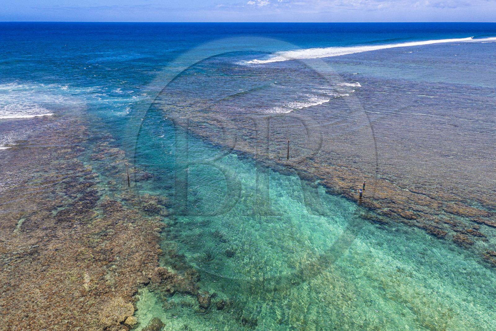 France, île de la Réunion, la Cote Ouest, plage du lagon de Saint-Gilles-Les-Bains à l'Ermitage-les-Bains, pecheurs dans le lagon et filets anti requins en travers de la Passe de l'Ermitage (vue aérienne)