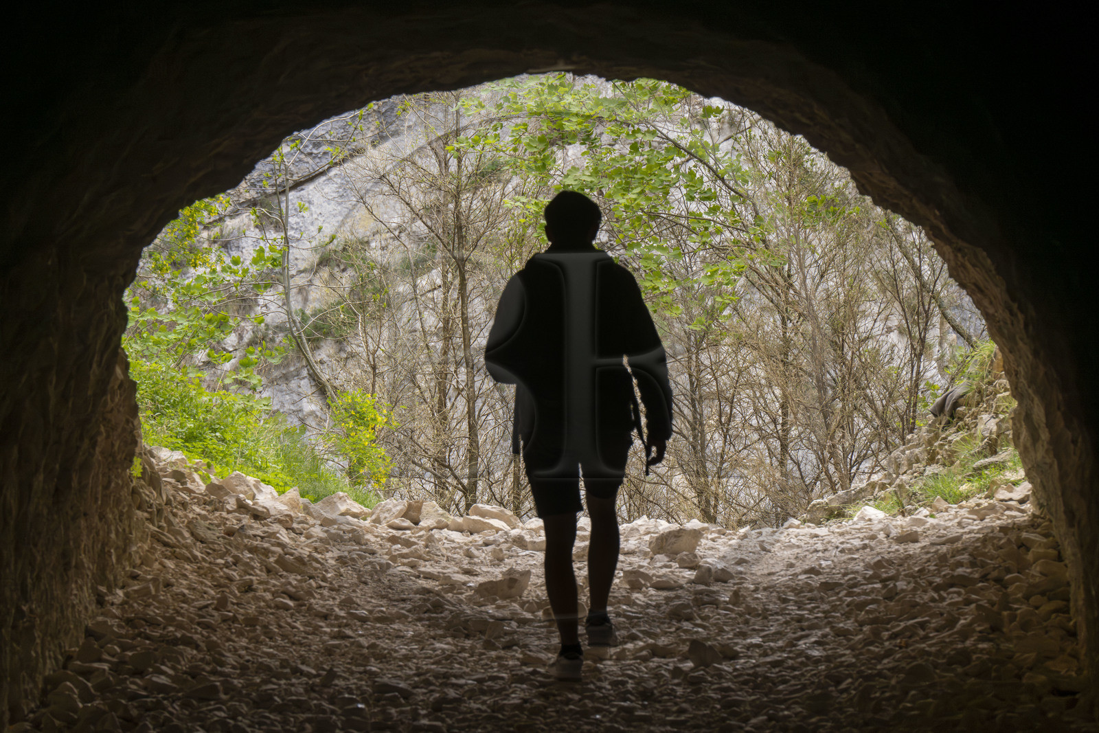 France, Alpes-de-Haute-Provence (04), Parc Naturel Régional du Verdon, Rougon, Grand Canyon du Verdon, le tunnel du Baou qu'emprunte le sentier Blanc-Martel sur le GR4 le long du couloir Samson