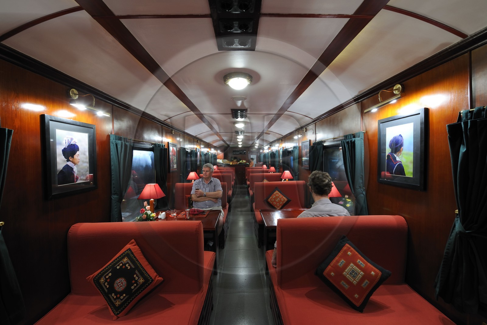 Vietnam, train de Hanoï à Lao Cai, wagon de luxe du Victoria Express, le wagon restaurant
