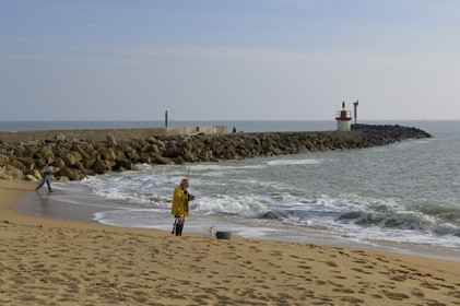France, Charente-Maritime (17), Ile d'Oléron, pêcheur sur la plage de la Cotinière