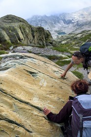 France, Alpes-Maritimes (06), parc national du Mercantour, Vallée des Merveilles parsemée de milliers de gravures rupestres de l'Age de bronze, Pas de l'Arpette, gravure baptisée l'Anthropomorphe aux bras en zigzag, un réticulé de cases qui symboliserait les champs cultivés à gauche et deux poignards