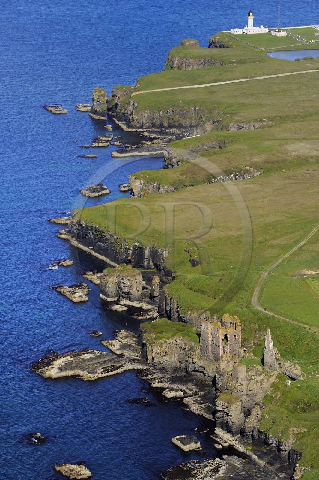 Royaume-Uni, Ecosse, Highland, le Chateau de Sinclair et Girnigoe au nord de la ville de Wick sur la côte Est du district de Caithness et le phare de Noss Head (vue aérienne)