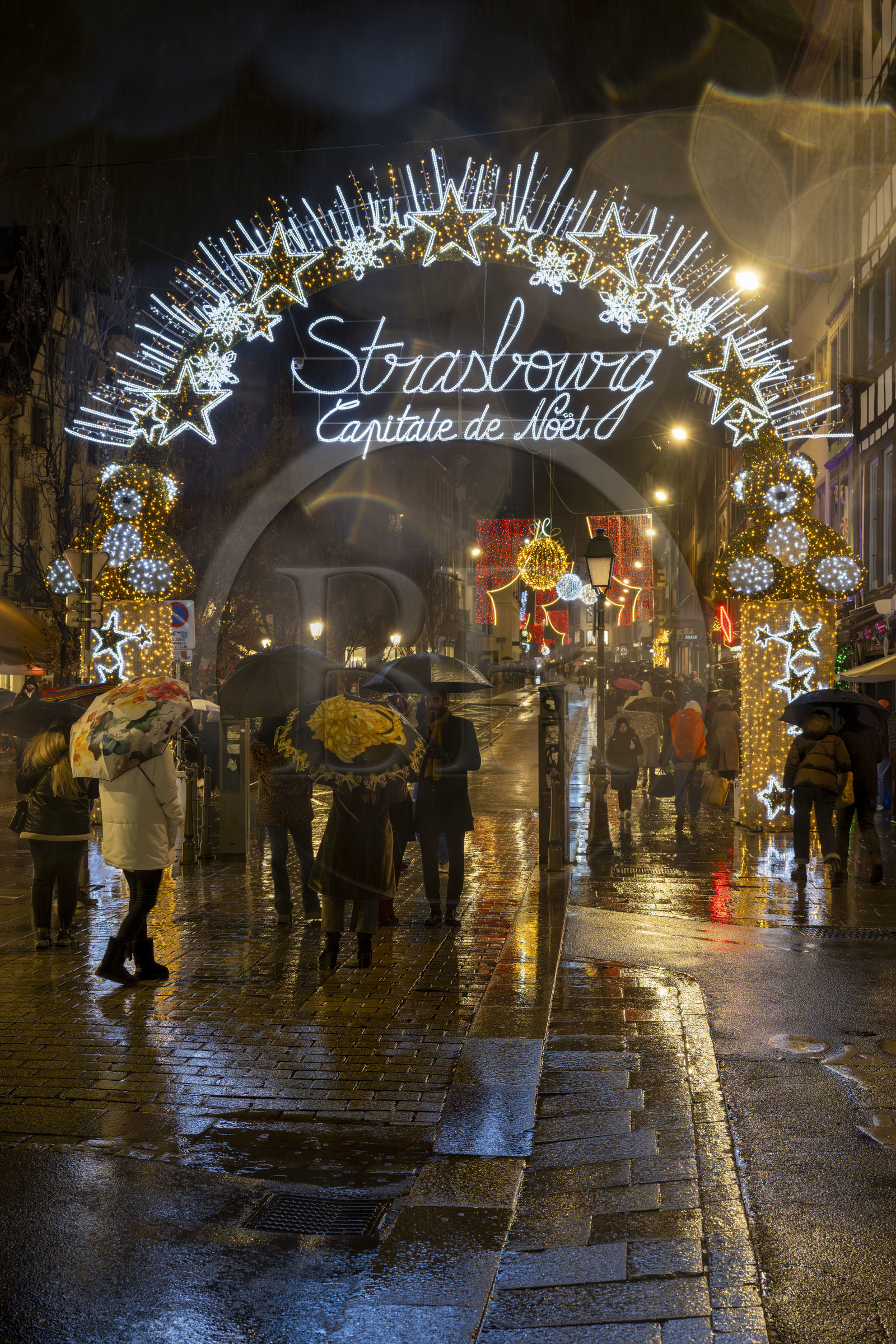 France, Bas-Rhin (67), Strasbourg, vieille ville classée au Patrimoine Mondial de l’UNESCO, Strasbourg Capitale de Noël s'affiche à l'entrée de la rue du Vieux-Marché-aux-Poissons