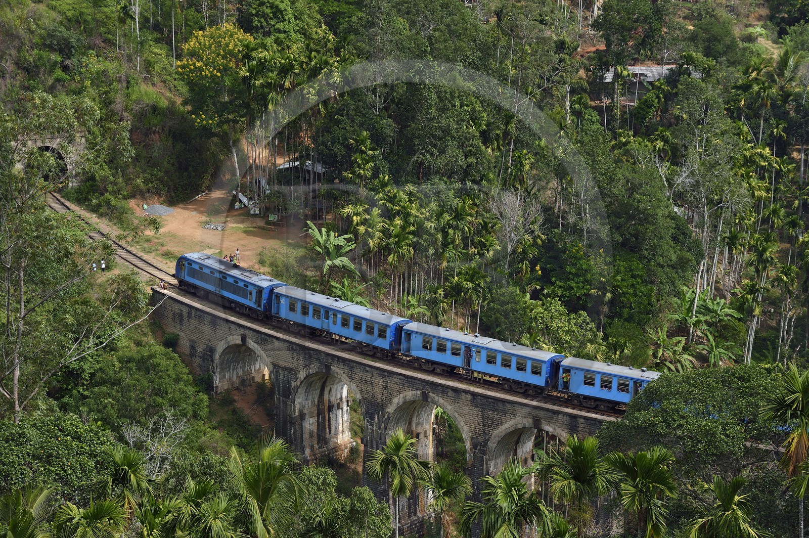 Sri Lanka, Province d'Uva, train sur la voie de chemin de fer dans la région montagneuse de la culture du thé entre Badulla et Ella, le Pont aux Neuf Arches (1921) non loin de Ella