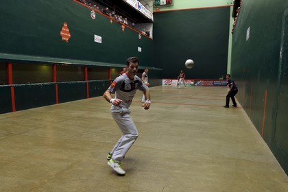 France, Pyrénées-Atlantiques (64), Pays-Basque, Saint-Jean-Pied-de-Port, trinquet Garat, traditionnelle partie de Pelote basque à main nue pour la coupe des Chasseurs