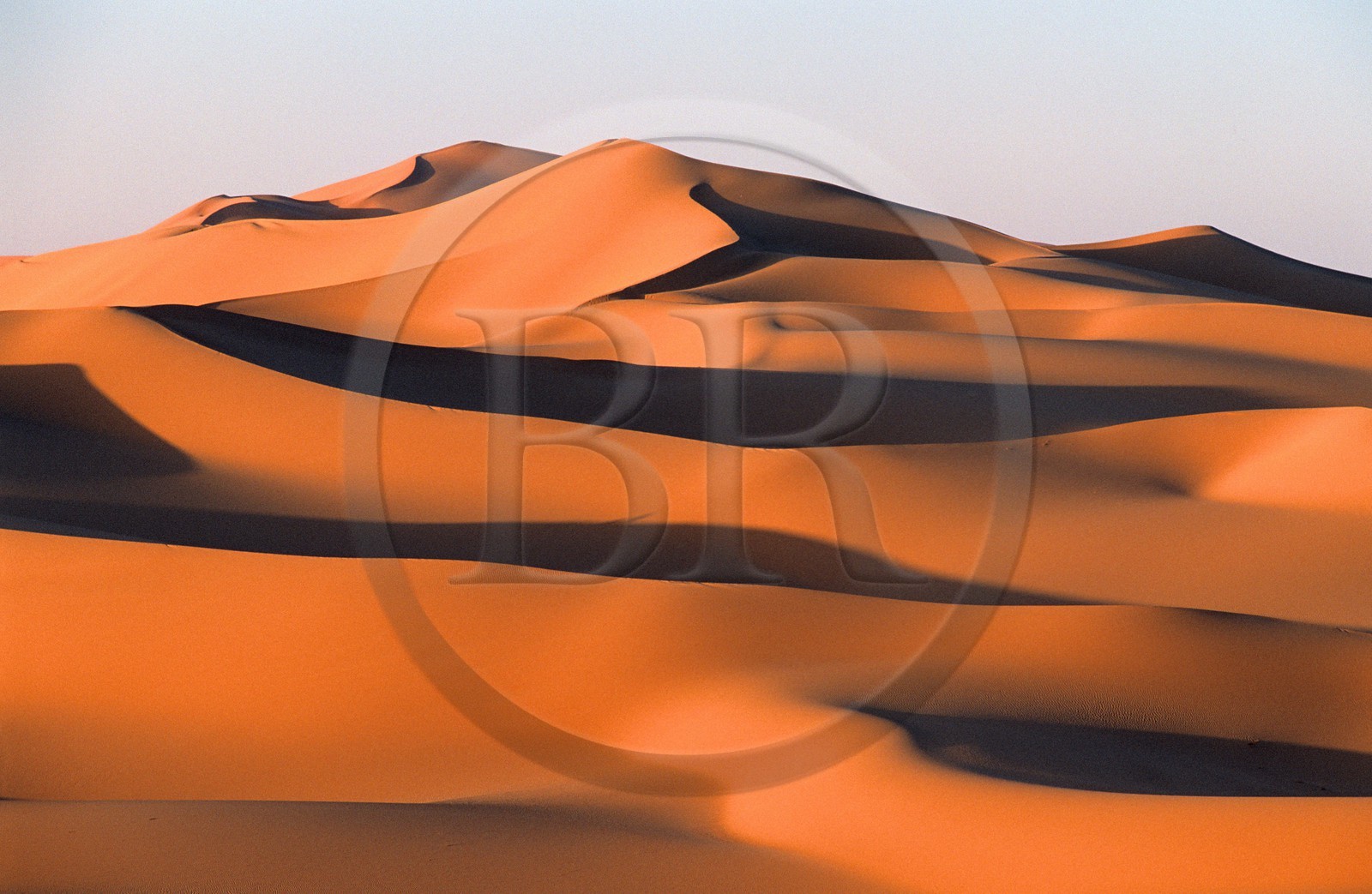 Libya, region of the desert, Fezzan (Sahara), Tadrart Akacus, northeast of Ghat, ochre dunes and high ledge of sandstone