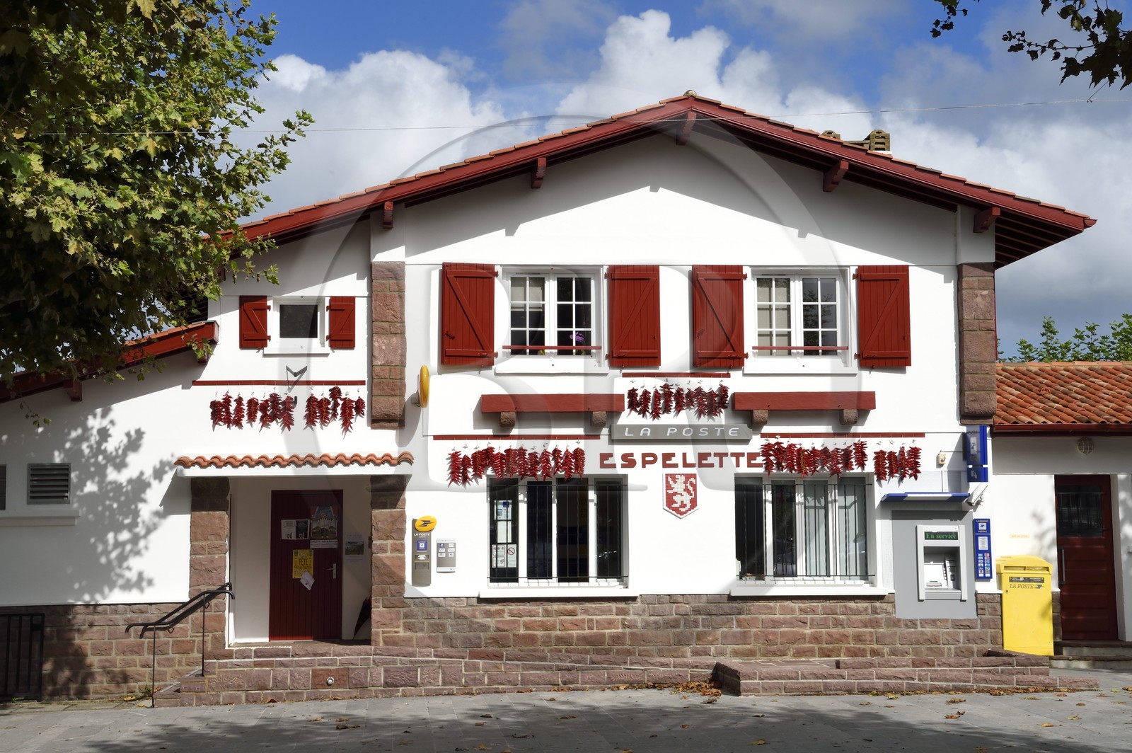 France, Pyrénées-Atlantiques (64), Pays-Basque, Espelette, séchage des piments d'Espelette aux facades des maisons du village, le bureau de Poste