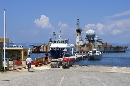 France, Var (83), Iles d'Hyères, Parc national de Port Cros, Ile du Levant, zone militaire, Port Avis protégé par l'ex-frégate lance-missiles Suffren qui fait office de brise-lames