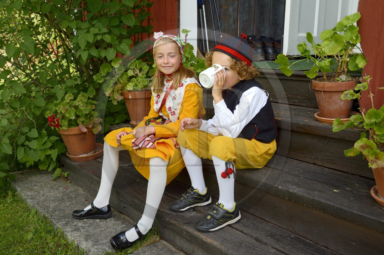 Suède, comté de Dalécarlie, région de Leksand, enfants en costumes traditionnels pour les célébrations du solstice d'été dans le petit hameau de Sunnanäng