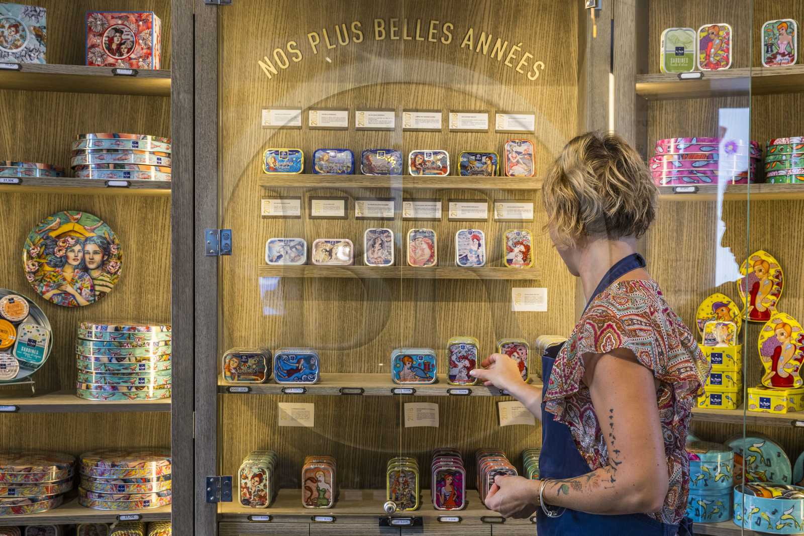 France, Vendée (85), Saint-Gilles-Croix-de-Vie, magasin la Perle des Dieux - l'Atelier de la Sardine, boites de sardines