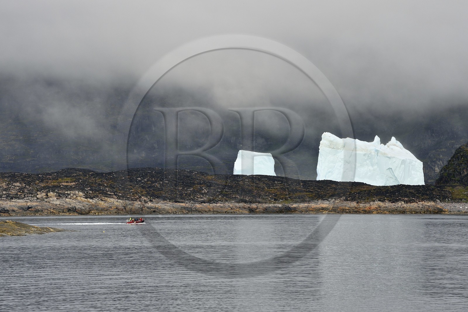 Groenland, cote ouest, Ile de Disko, baie du village de Qeqertarsuaq, icebergs dans la brume