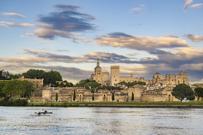 France, Vaucluse (84), Avignon, kayaks passant sur le Rhône devant la cathédrale des Doms et le Palais des Papes classés Patrimoine mondial de l'UNESCO