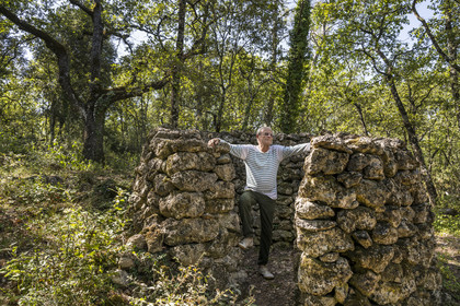 France, Var (83), Provence Verte, Bras, vers Saint-Maximin-la-Sainte-Baume, forêt du domaine Le Peyrourier - une campagne en Provence, Claude Fussler dans un ancien abri pour la chasse à l'affût dit à l'agachon