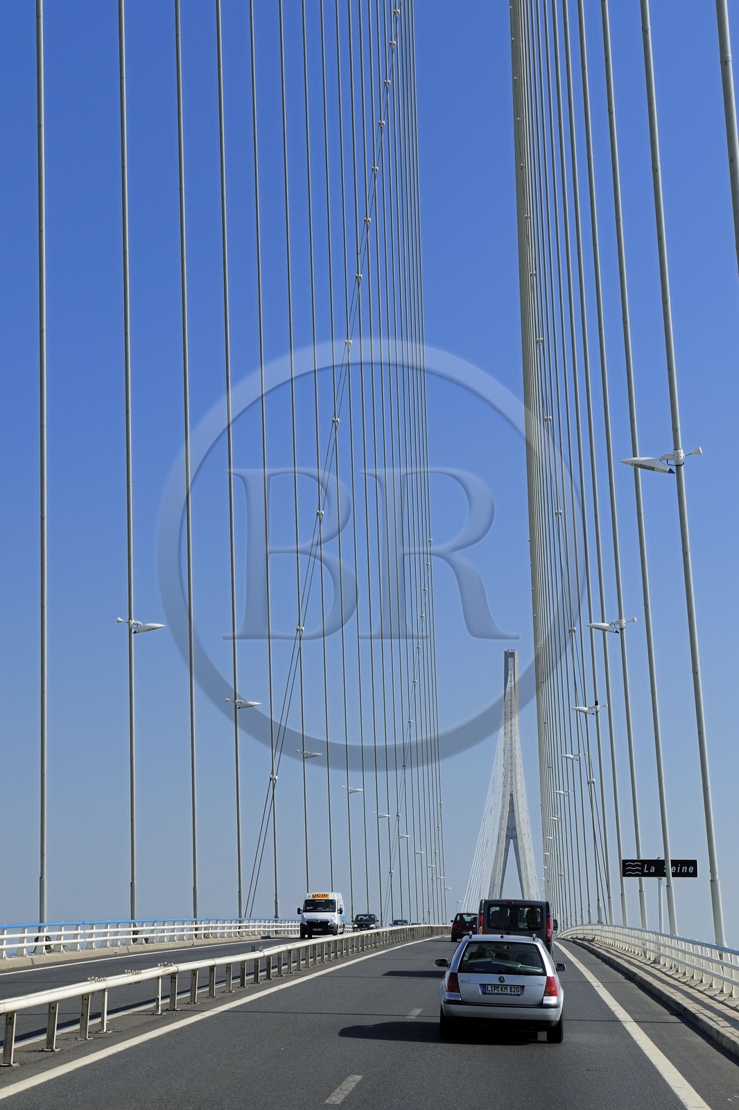 France, entre Calvados (14) et Seine-Maritime (76), le Pont de Normandie enjambe la Seine pour relier les villes de Honfleur et du Havre