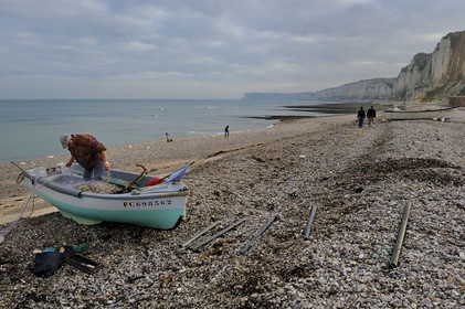 France, Seine-Maritime (76), Côte d'Albâtre, Yport, port d'echouage sur la plage, barques de pêche
