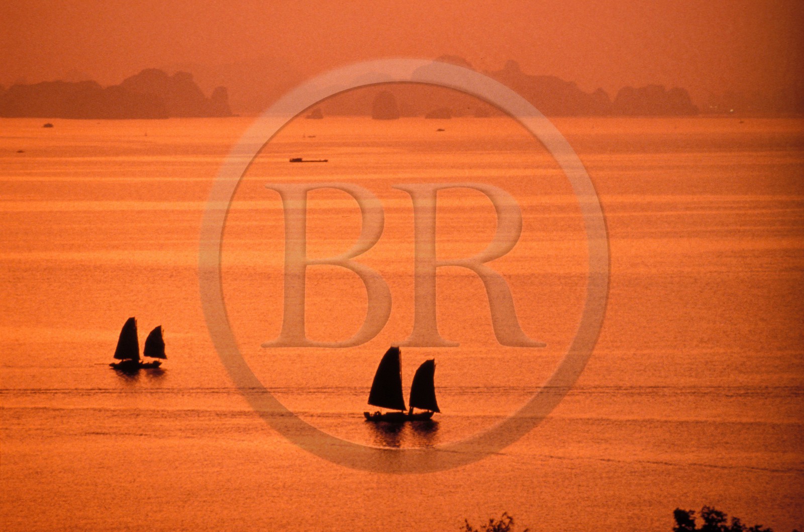 Vietnam, province de Quang Ninh, coucher de soleil sur la Baie d'Halong classée Patrimoine Mondial de l'UNESCO