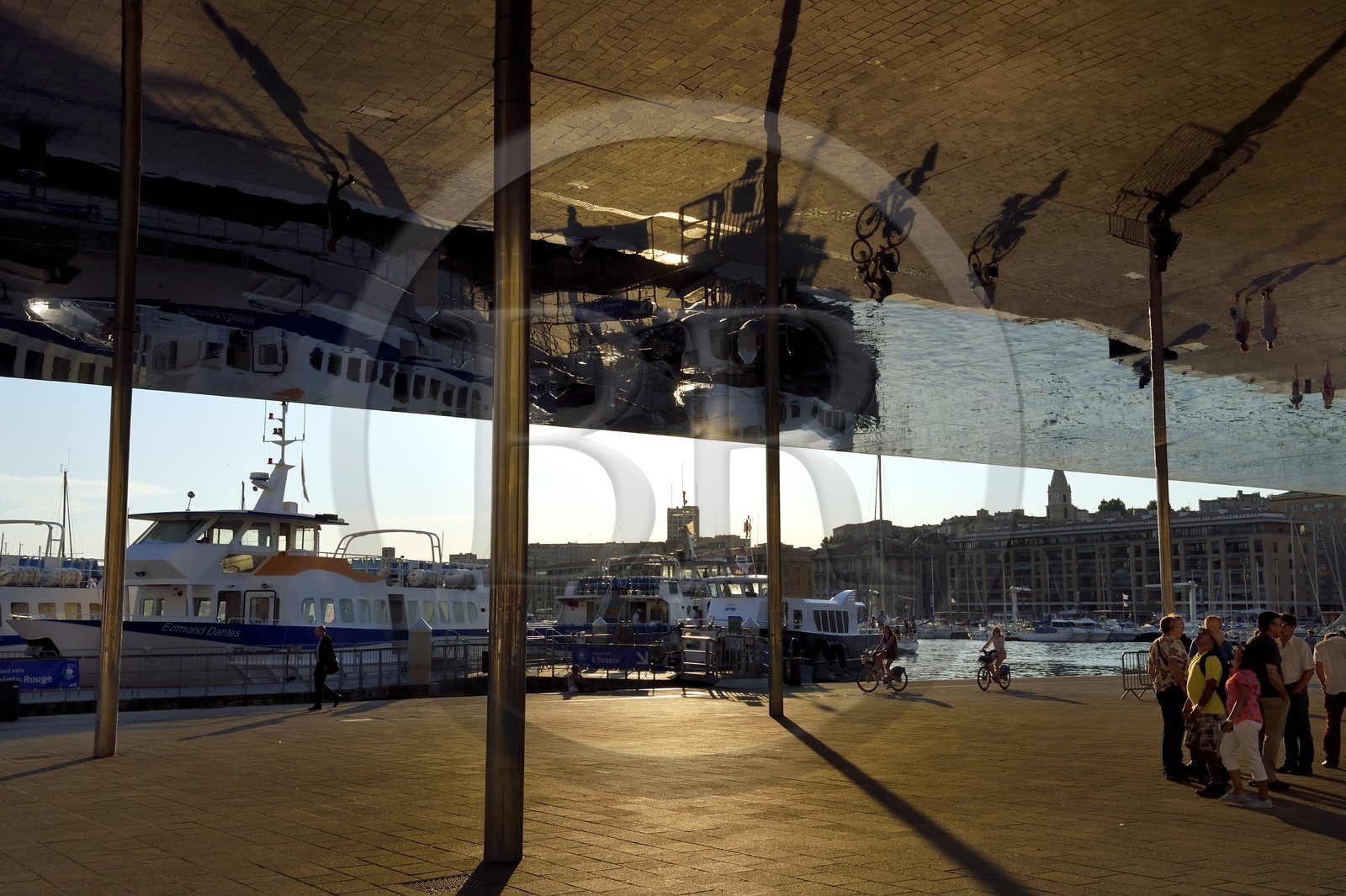 France, Bouches-du-Rhône (13), Marseille, Le Vieux Port, quai de La Fraternité, l'ombrière (pergola avec un plafond miroir) par l'architecte Norman Foster