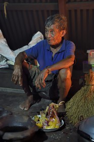 Philippines, province d'Ifugao, région de Banaue, village de Cambulo, un chaman Ifugao prédit l'avenir dans les entrailles d'un poulet