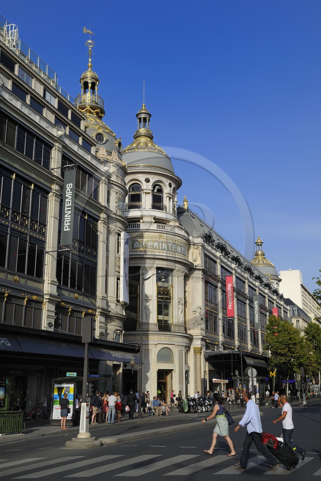 France, Paris (75), la coupole dorée du grand magasin Le Printemps et le boulevard Haussmann