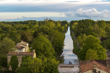 France, Vendée (85), Bouillé-Courdault, le port fluvial de Courdault au bout du canal de la Vieille-Autise, silhouette d'un cycliste sur la piste de la véloroute Vendée Vélo Tour (vue aérienne)