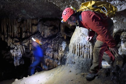 France, Dordogne (24), Périgord Noir, vallée de la Dordogne, Groléjac, initiation à la spéléologie avec Laurent Lignac de Couleur Périgord dans la grotte du Pechialet