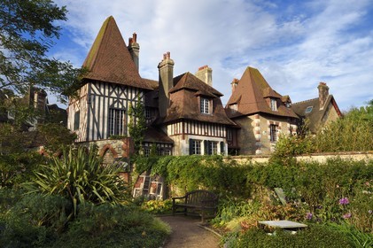 France, Calvados (14), Pays d'Auge, la côte Fleurie, Cabourg, hotel à insectes dans un jardin municipal devant une villa à l'architecture balnéaire