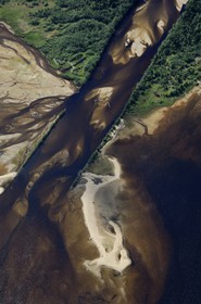 Suède, Vasterbottens, embouchure de la rivière Lögde dans la mer baltique vers le village de Lögdea (vue aérienne)