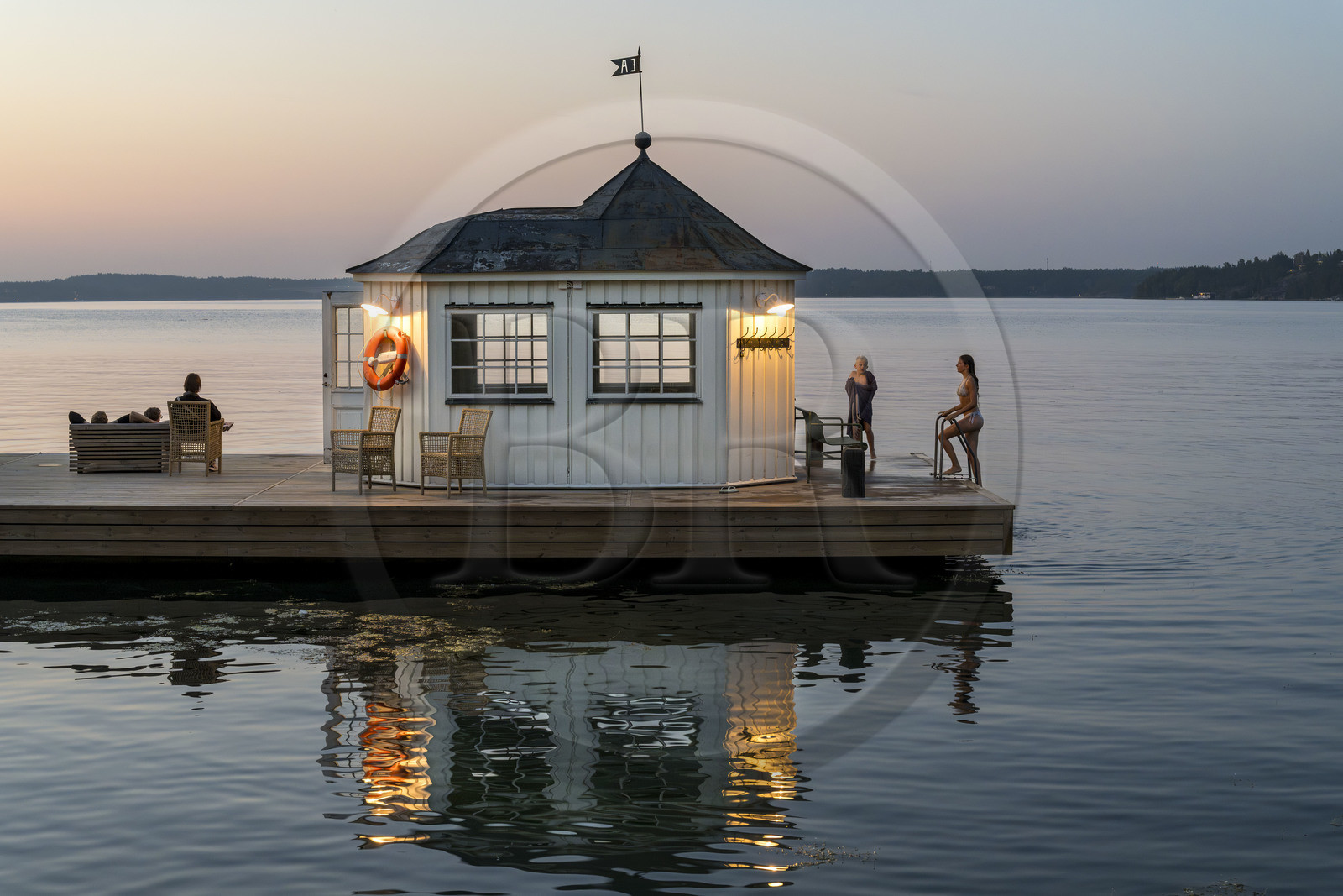Suède, Archipel de Stockholm, station balnéaire de Saltsjöbadens, l'Hotel Var Gard Saltsjöbadens, baignade autour du kiosque sur le ponton face à la mer à la tombé du jour