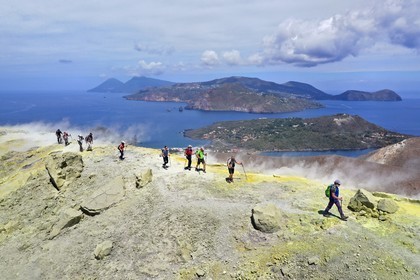 Italie, Sicile, iles Eoliennes, classées Patrimoine Mondial de l'UNESCO, ile de Stromboli, pecheurs sur la plage de Scari et le volcan actif du Stromboli en arrière plan (vue aérienne)