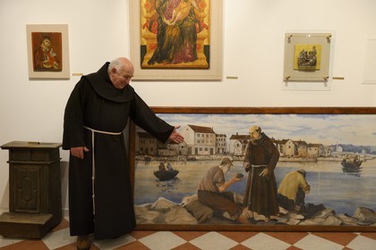 Croatie, Dalmatie, côte dalmate, Monastère franciscain de l’Ile de Krapanj en face de Sibenik, un moine franciscain originaire de Grèce a introduit la pêche de l'éponge dans la région