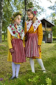 Suède, comté de Dalécarlie, région de Leksand, enfants en costumes traditionnels pour les célébrations du solstice d'été dans le petit hameau de Sunnanäng