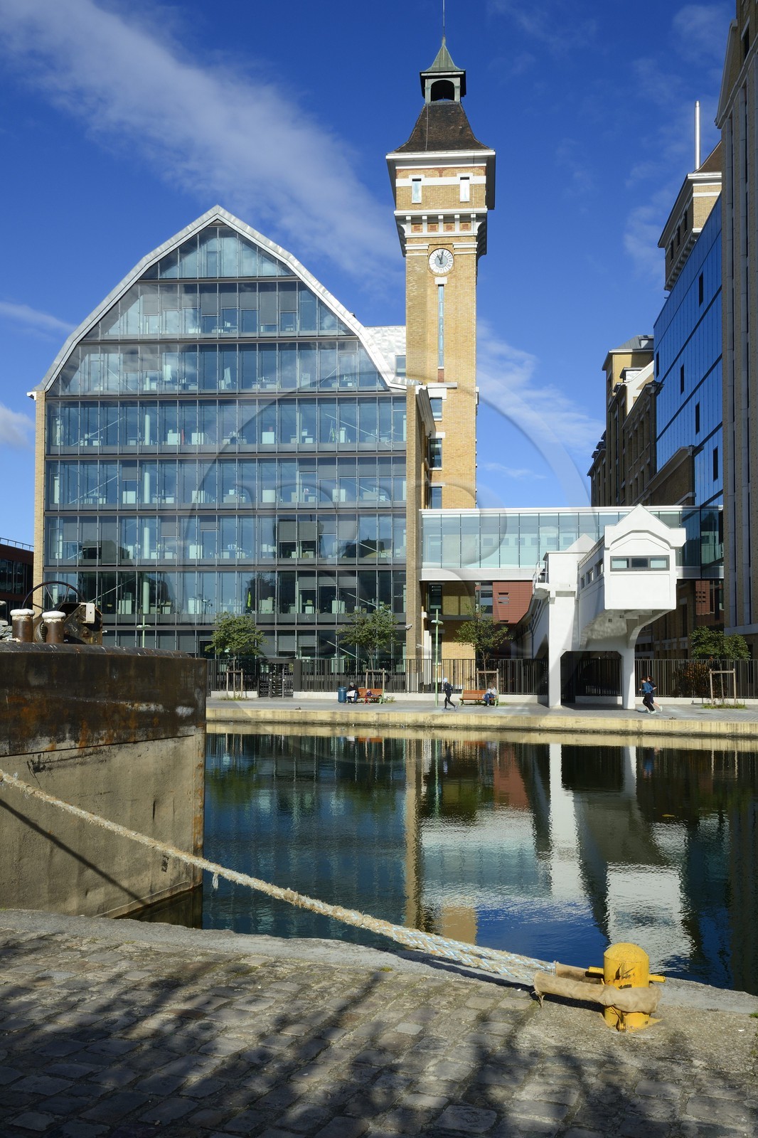 France, Seine-Saint-Denis (93), Pantin, Les anciens Grands Moulins de Pantin créées en 1884 réhabilités pour y réaliser un ensemble immobilier de bureaux conçu par le cabinet d'architectes Reichen et Robert pour BNP-Paribas Securities Services, le canal de l'Ourcq