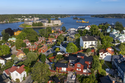 Suède, Archipel de Stockholm, Vaxholm et sa forteresse sur son ilot, le ferry régulier pour l'ile voisine de Rindö en arrière plan (vue aérienne)